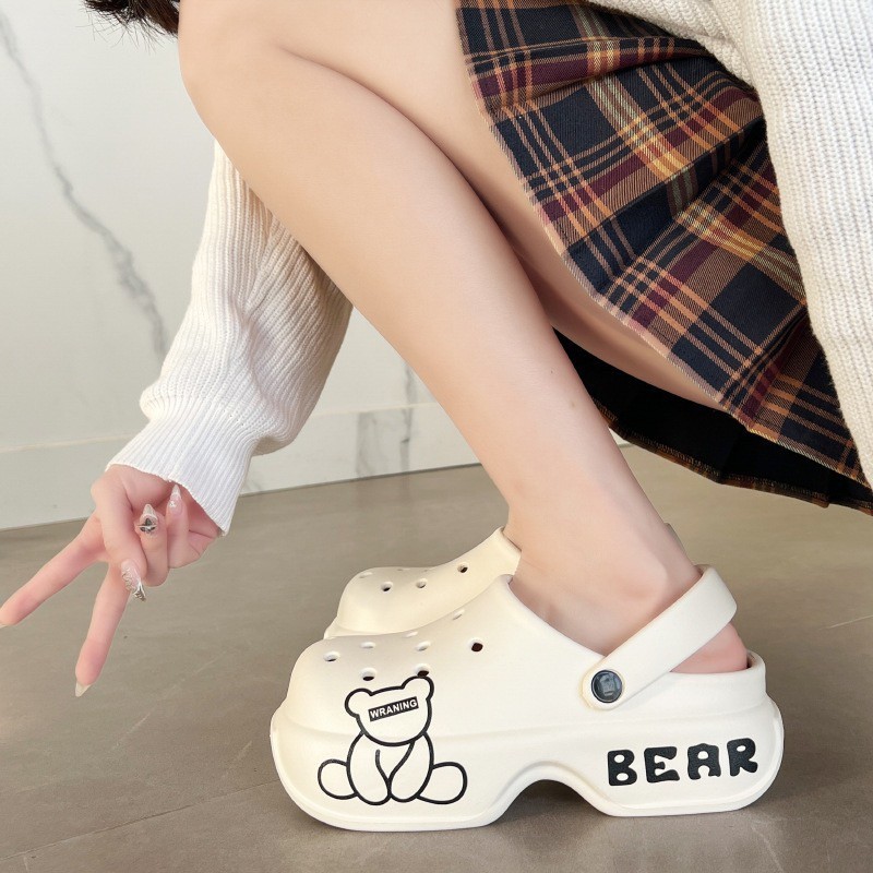 HK รองเท้าหัวโต รองเท้าแตะแบบสวม เสริมส้นสูง ลายหมี BEAR มีสายรัดส้น สำหรับสตรี พร้อมส่ง