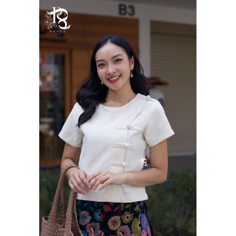 เสื้อผ้าฝ้าย คอปาดแขนสั้น มีกิมมิคดีเทลกระดุมถักสุดเก๋ ผ้าฝ้ายเยื่อไผ่ อัดผ้ากาวทั้งตัว เนื้อนุ่มใส่สบาย
