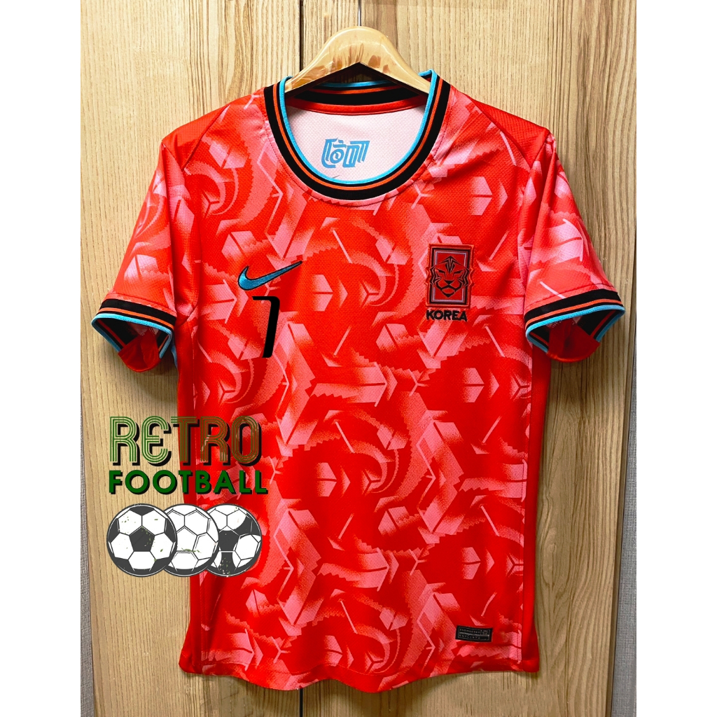 เสื้อฟุตบอลทีมชาติ เกาหลี Home เหย้า ยูโร 2024 [3A] เกรดแฟนบอล สีแดง พร้อมชื่อเบอร์นักเตะครบทุกคนในทีม รับประกันคุณภาพ