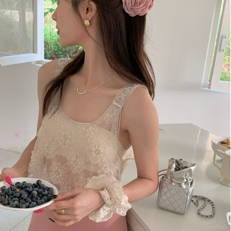 knowyou สายเดี่ยวแขนกุดผ้าซีทรูปักเลื่อมลายดอกไม้ สไตล์สาวหวานซ่อนเปรี้ยว พร้อมส่ง