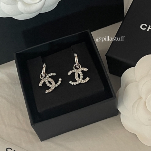 [พร้อมส่ง] New🔥 Chanel CC Earrings 1.5 cm อะไหล่เงิน ต่างหูชาแนลห้อยจี้
