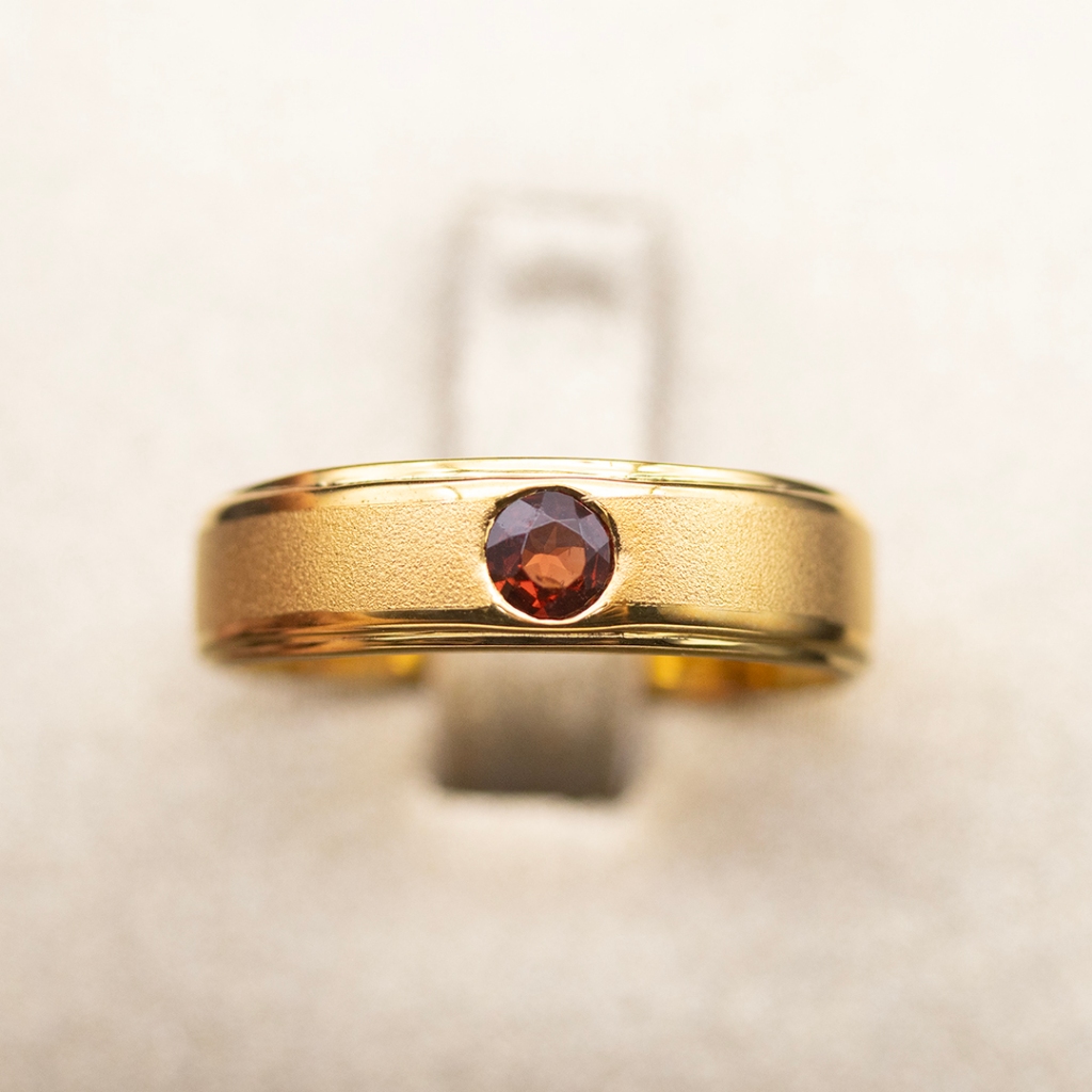 แหวนโกเมน( Garnet) สีแดง ตัวเรือนเงินแท้ 92.5 % ชุบหน้าทองตัวทองคำ ไซด์นิ้ว 60 หรือเบอร์ 9 US พลอยแท้จากบ่อจันทบุรี สินค