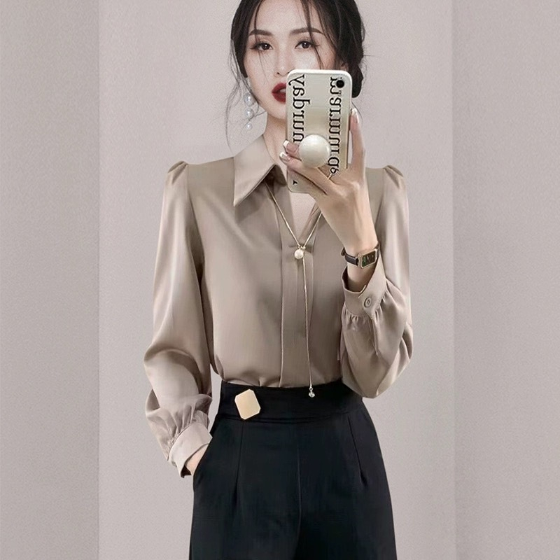 เสื้อเชิ้ตแขนยาวผ้าเกาหลี คอวีมีปก เนื้อมันลื่น พร้อมสายสร้อยประดับถอดออกได้เสื้อทำงานเหมาะสำหรับสาวออฟฟิศ