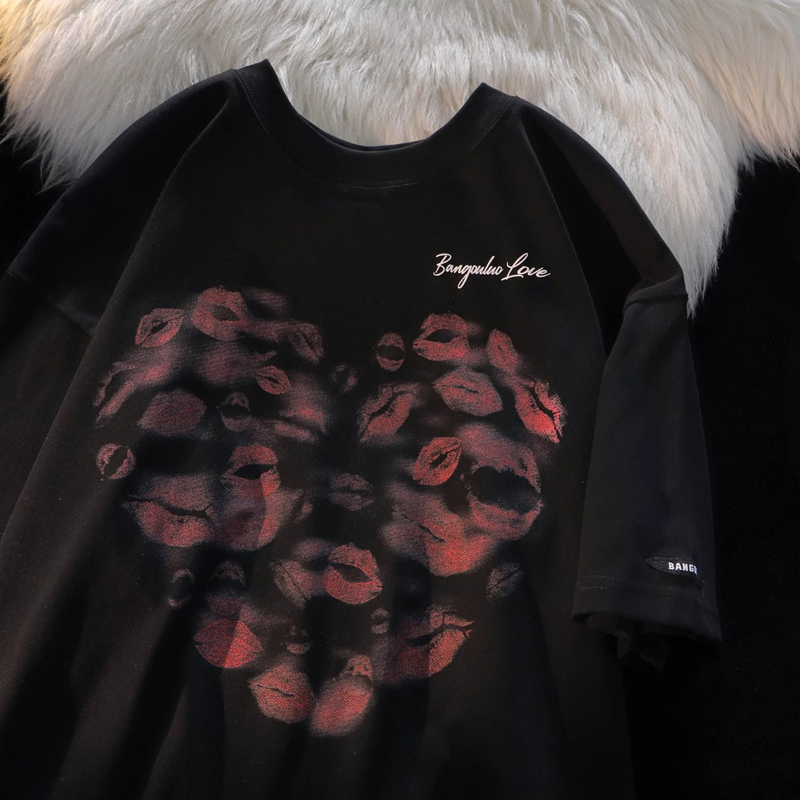พร้อมส่ง เสื้อยืด คอกลม A090 สีพื้น พิมพ์ลายรอยจูบ สไตล์เกาหลี ชาย/หญิงใส่ได้ เสื้อใส่อยู่บ้านใส่เที่ยว