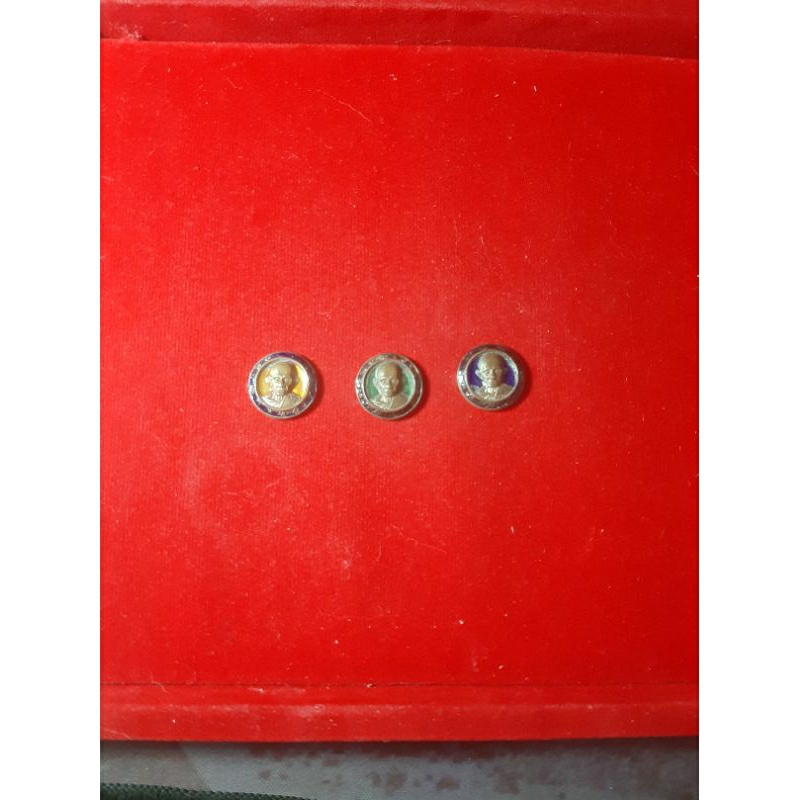 เม็ดกระดุมชุด3เหรียญแจกทานหลวงพ่อรวย วัดตะโก วัตถุมงคล กฐิน ปี๖๒ เนื้อทองแดงลงยา ได้ 3 เหรียญ
