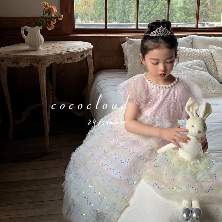 ชุดเจ้าหญิงเด็กผู้หญิงพร้อมเลื่อม แวววาว สีรุ้ง ปมโบว์สีม่วงที่ด้านหลัง เดรสระบายชั้นๆ สวยงามมาก สำหรับวันเกิด ออกงาน