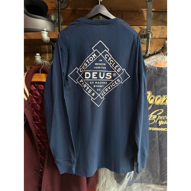 เสื้อยืดคอกลม แขนยาว  DEUS  แท้💯%  🧿รุ่น SMU EUREKA LS TEE (น้ำเงินกรม) DU027