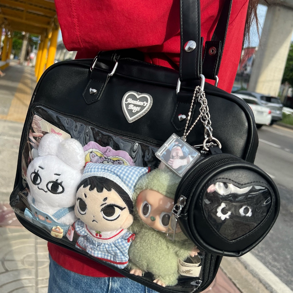 (พร้อมส่ง) กระเป๋าไปคอนเสิร์ต กระเป๋าโชว์ตุ๊กตาของ สะพายได้ 2 แบบ – ร้านไทย ราคา ถูกที่สุด ดีลบีเคเค แกลเลอรีภาพที่ 3