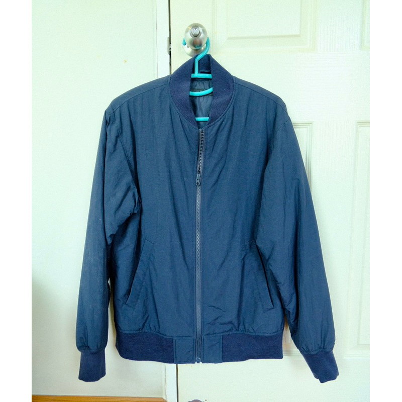 Uniqlo bomber jacket มือสอง สภาพดีมาก สีกรมท่า