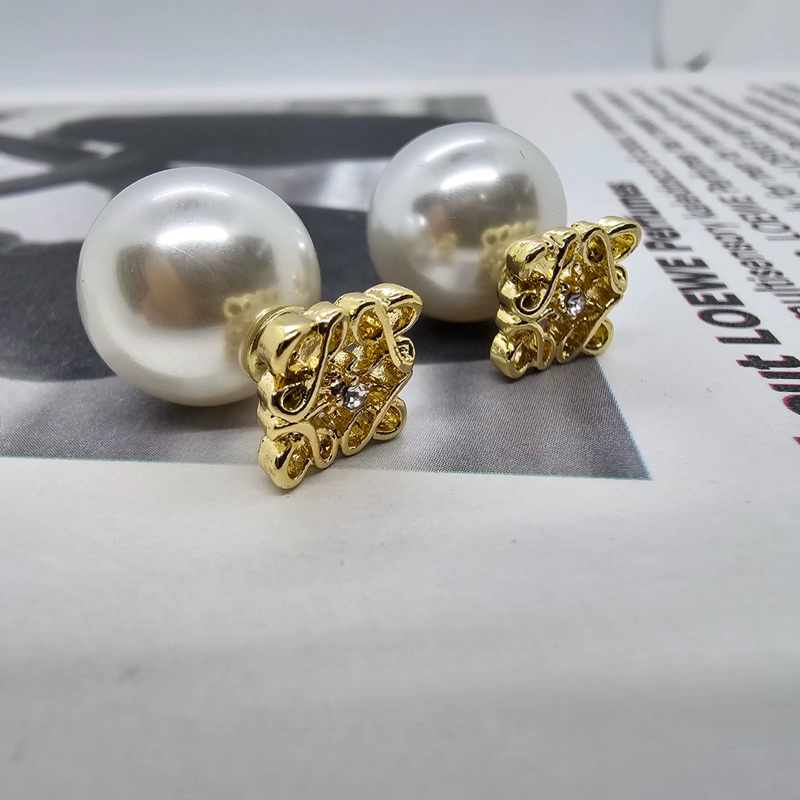 LW Logo Stude Earrings with pearl ต่างหูโลเอเว่ โลโก้สีทอง ตุ้มไข่มุกด้านหลัง งานจี้ประดับคริสตัล 1 เม็ด งานสวย มินิมอล