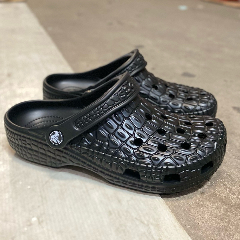 รองเท้าจระเข้สุดเท่รุ่น CLASSIC METALLIC CROCSKIN CLOG