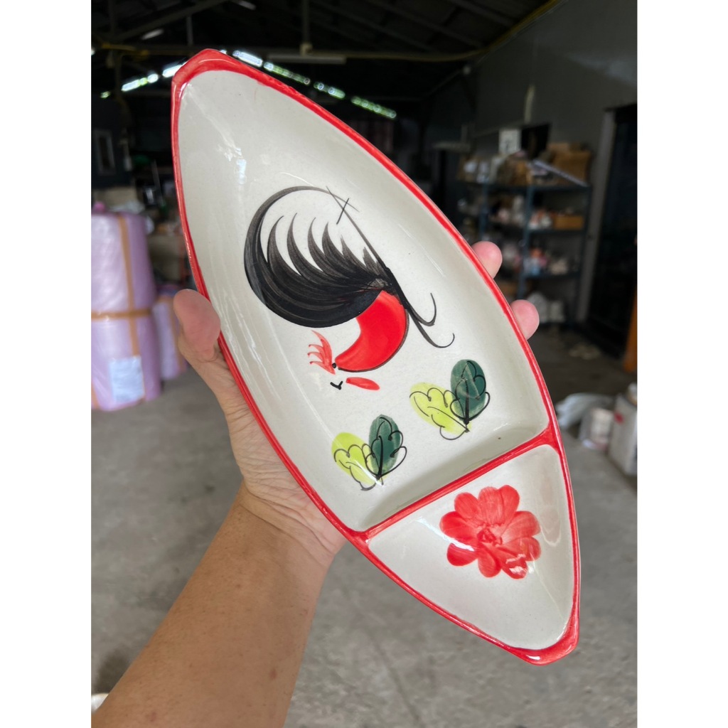 จานตราไก่ ทรงเรือ 30x12.5cm จานออเดิร์ฟ หรือใส่พวกของลวกก็ได้ มีช่องใส่น้ำจิ้ม ใสของทอด ออกใบกำกับภาษีได