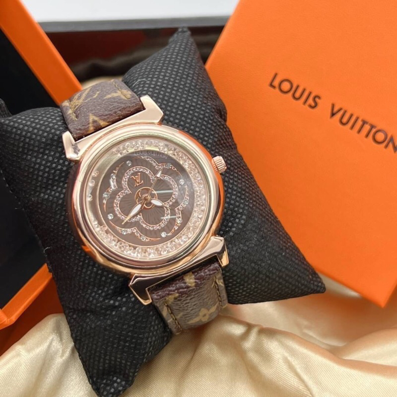 นาฬิกาแฟชั่นสายหนัง LV