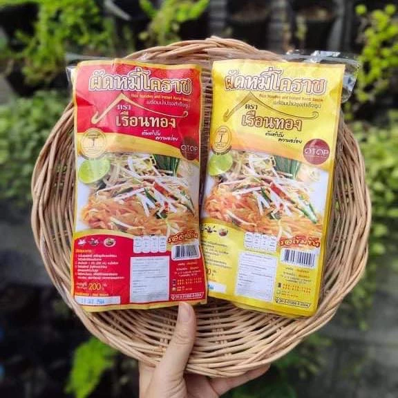 [หมี่โคราช][ตราเรือนทอง]ต้นตำรับความอร่อย(พร้อมน้ำปรุงรสสำเร็จรูป)ขนาด200กรัม