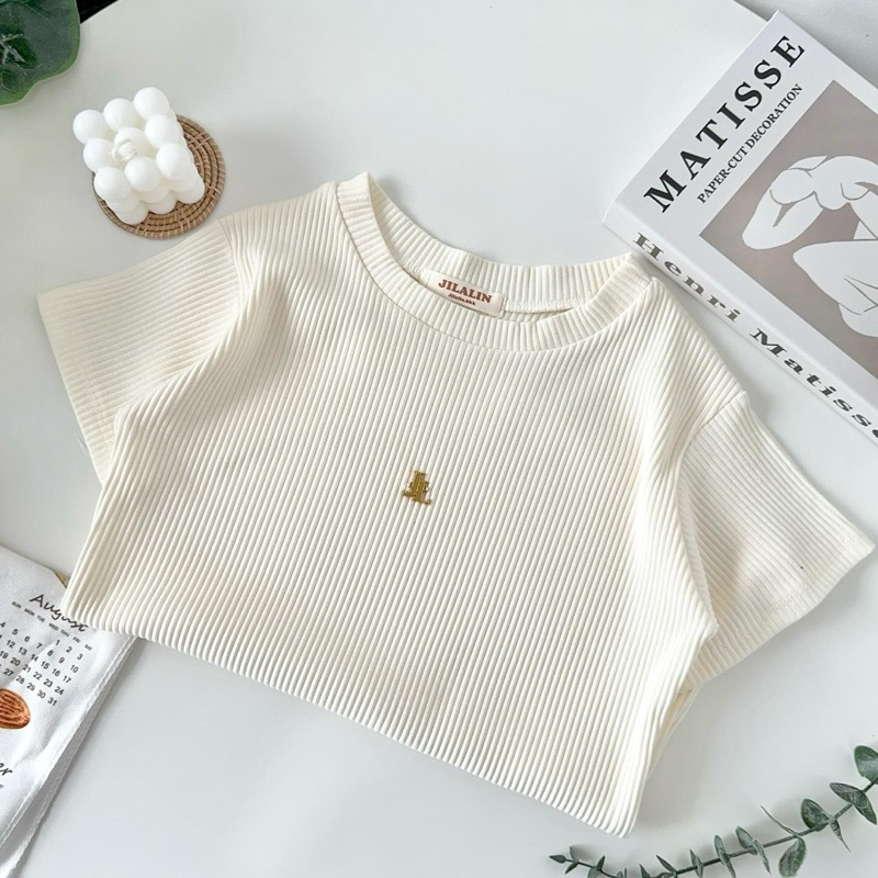Daily top เสื้อยืดคอทรง baby tee กลมผ้าร่องญี่ปุ่น แต่งอะไหล่ทอง JILALIN.BKK