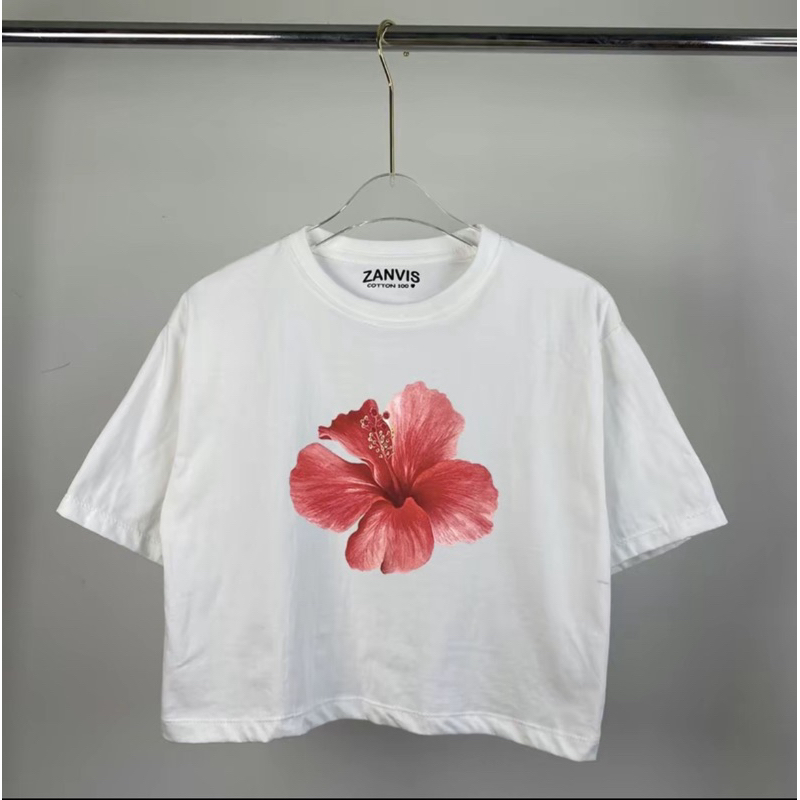 เสื้อครอปสกรีนลาย ดอกชบาแดง มี 2 สี คอกลม และคอวี