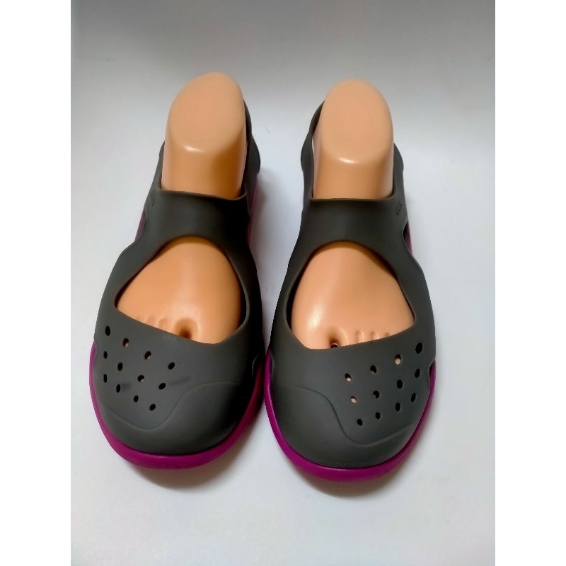 ส่งต่อรองเท้ามือสอง crocs