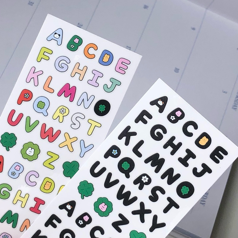 Alphabet sticker สติกเกอร์ตัวอักษร A-Z พิมพ์ใหญ่ มีสองแบบ ดำล้วน/คละสี