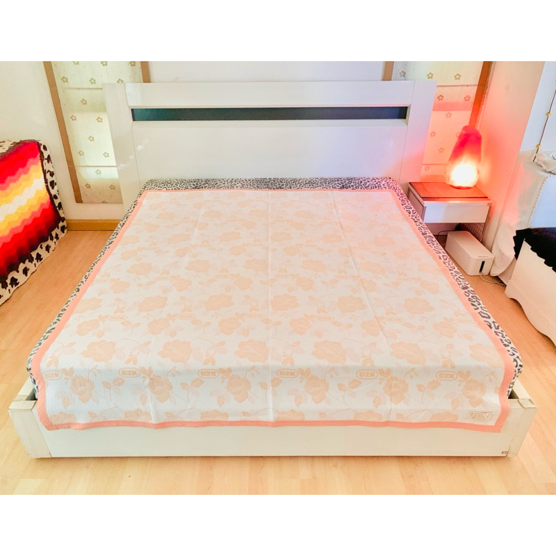 ผ้าห่ม หรือผ้าคลุมเตียง ขนาด 5.5-6ฟุต งานผ้าทอลายสีขาวลายดอกกุหลาบสีส้ม ยี่ห้อ G2K มือสองสภาพดี สินค