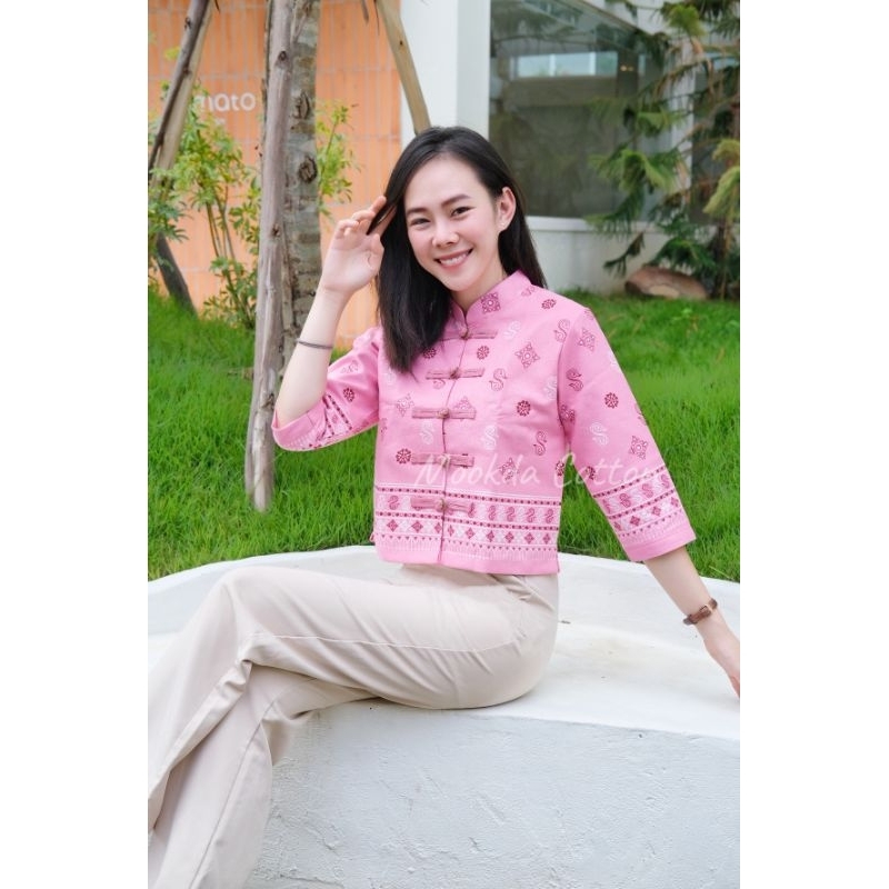 เสื้อผ้าฝ้ายคอจีนกาสะลอง แขนสามส่วนลายดอกรักพระราชทาน ลายดอกรักราชกัญญา อัดกาวอก 34-46 นิ้ว