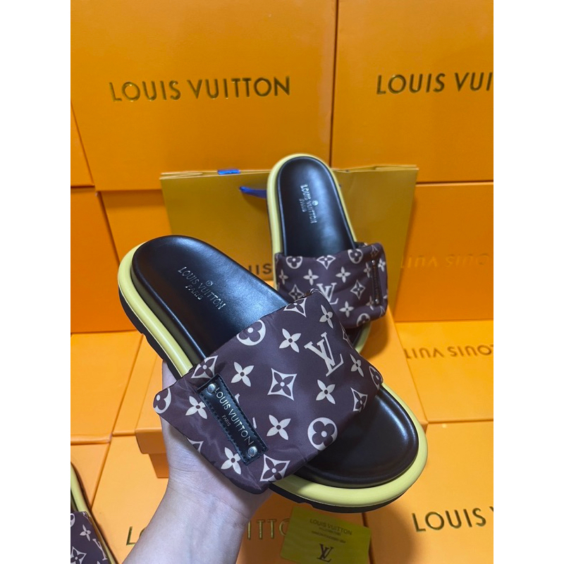 รองเท้า Louis Vuitton งานมีกล่องกับอุปกรณ์เหมือนในภาพสินค้าในภาพถ่ายจากร้านโดยตรงสินค้ามีพร้อมจัดส่งนิ่มแล้วเบา