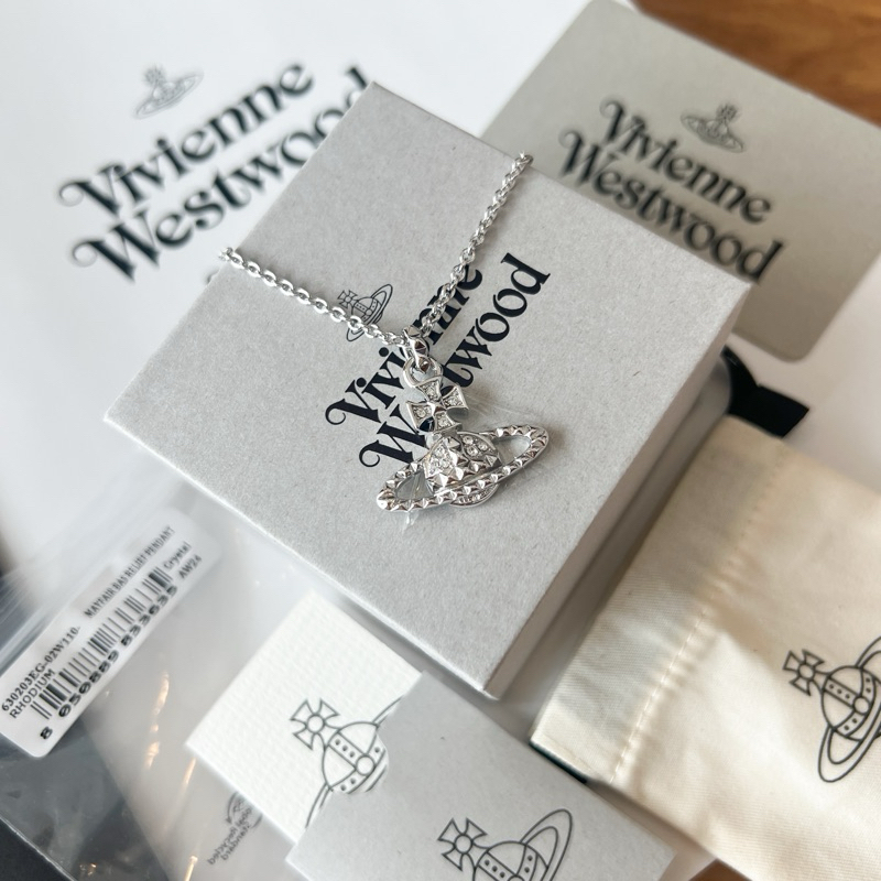 พร้อมส่ง สร้อยคอวิเวียนMayfair bas relief pendant necklace brass rhodium ของแท้ (ทักแชทก่อนกดสั่งนะค่ะ)
