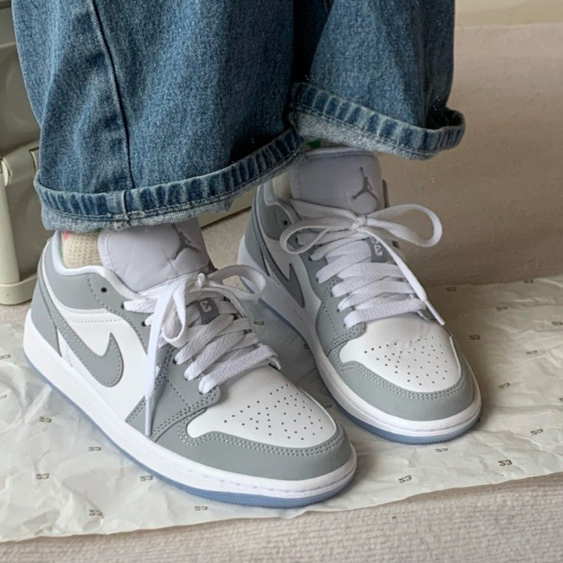 [รอสินค้า 2-5วัน] NIKE W Jordan 1 Low White Wolf Grey แท้ 100% (DC0774-105)