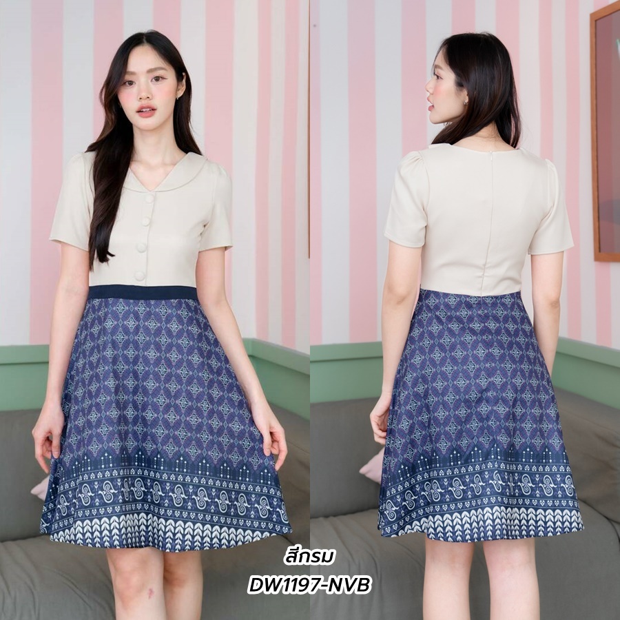 S-2XL | เดรสสั้นคอบัวแต่งกระดุมอก กระโปรงบานพิมพ์ลายไทย มีซับใน สีกรม D1197