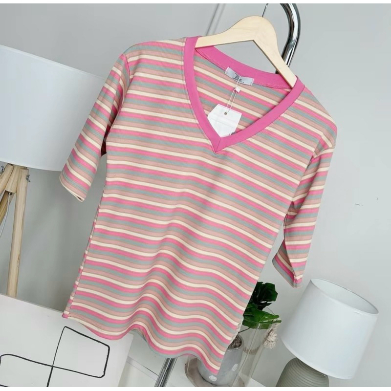 049 เสื้อยืดคอวีแขนสามส่วน ลายริ้ว ป้ายDEEZYY