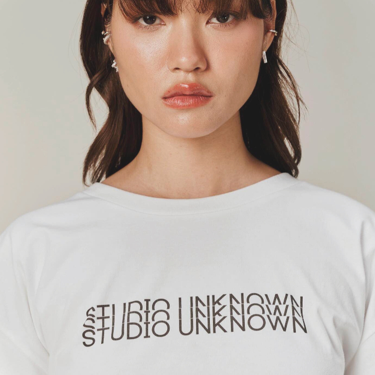 STUDIO UNKNOWN - STUDIO UNKNOWN T-shirt เสื้อยืดคอกลมสกรีนลาย