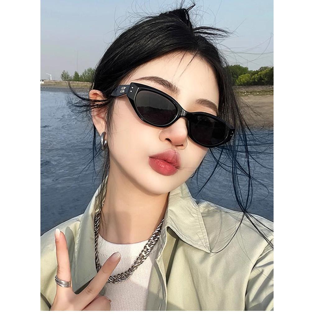 [จัดส่งในกทม] แฟชั่นเกาหลี แว่นตากันแดด แฟชั่น สายตาแมว กรอบเล็ก hip-hop คุณภาพสูง เครื่องประดับแฟชั่น Unisex