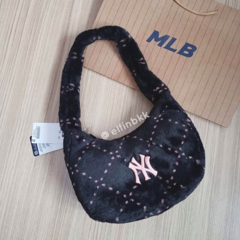 แท้ 💯 MLB Dia Monogram Fur Hobo Bag กระเป๋าสะพายไหล่ ทรงพอช/ โฮโบ ขนนุ่ม สีดำ สีขาว สีน้ำตาล