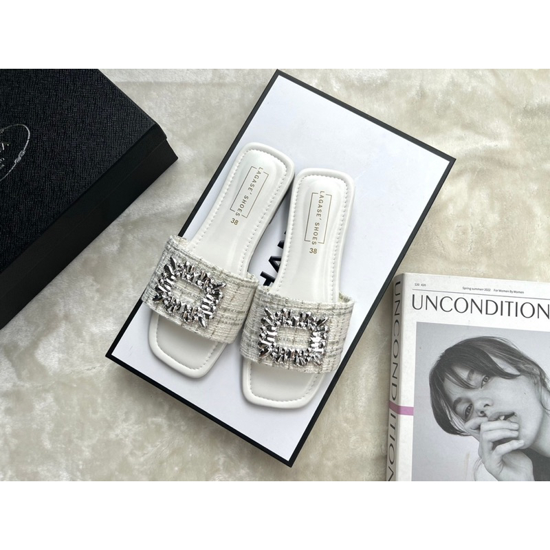 💎Rinya Shoes💎รองเท้าแตะแบบสวมผ้าทวิตแต่งอะไหล่เพชรเทียม(36-45)สินค้าพร้อมส่ง