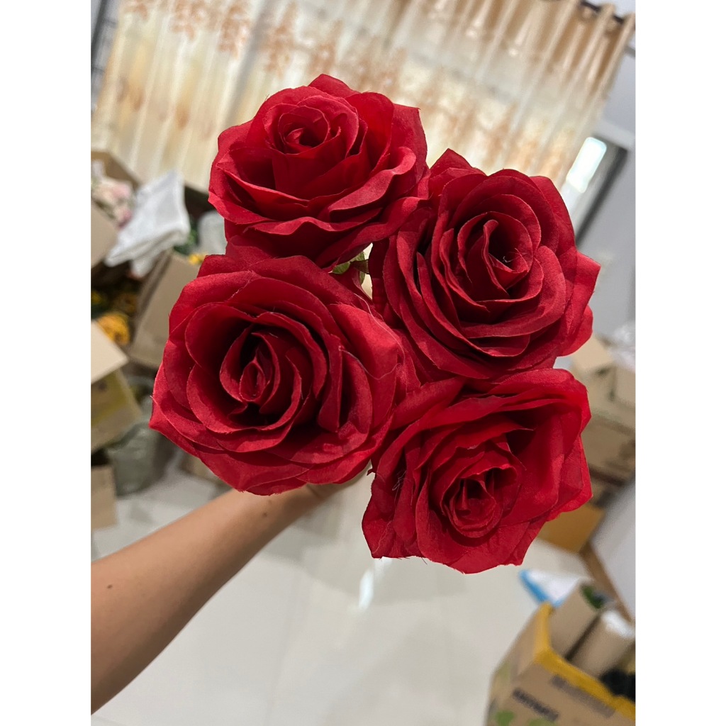 ดอกกุหลาบใหญ่สีแดง NEWขนาดดอก.ใหญ่ 7-8 ซม. ก้านยาว25 ซม. ดอกกุหลาบสีแดงบานพร้อมใบ สวยๆๆ