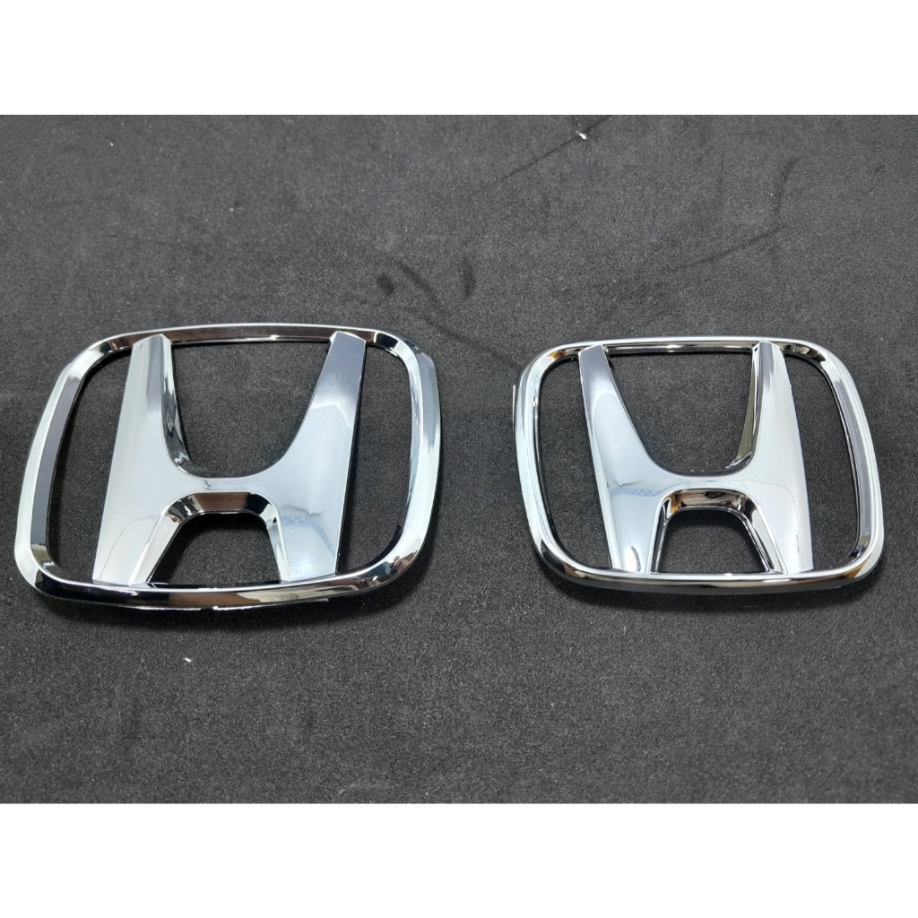 LOGO HONDA ตัว H สำหรับ HONDA JAZZ GD ปี04 แพ็คคู่ราคาพิเศษ หน้ากระจังขนาด9.8x8.0cm.ฝากระโปรงท้ายขนา