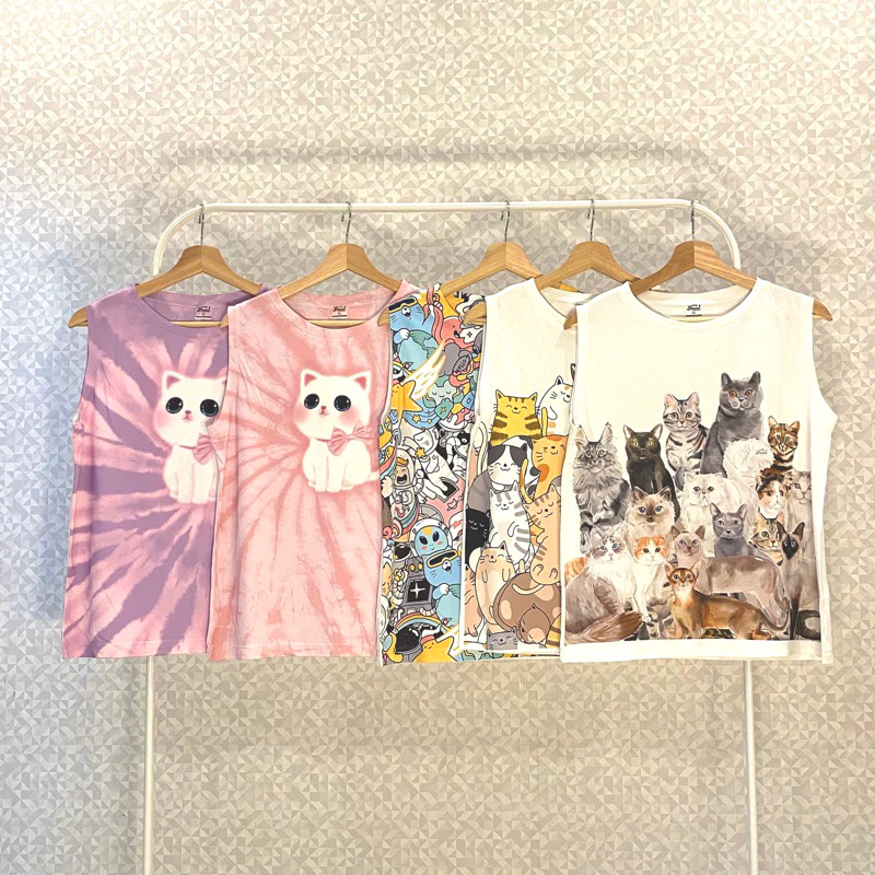 เสื้อแขนกุด สีขาว ผ้าโมโครทอลายรั้งผึ้ง ลายแมวน่ารัก พร้อมส่ง มีไซร้s,m,l,xlเสื้อผู้ใหญ่