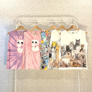 เสื้อแขนกุด สีขาว ผ้าโมโครทอลายรั้งผึ้ง ลายแมวน่ารัก พร้อมส่…