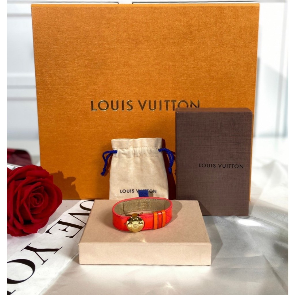 กำไลข้อมือหนัง Used LOUIS VUITTON Vernis Fluo Wish Bracelet ใส่แล้วดูเป็นผู้ดี อะไหล่ทองสวย