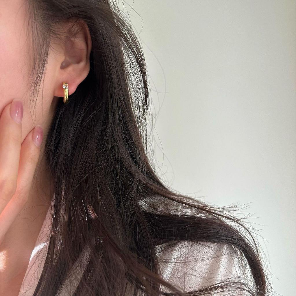earika.earrings - basic gem huggie hoop ต่างหูห่วงจี้เพชรกลมเงินแท้ (มีให้เลือก 2 สี) ผิวแพ้ง่ายใส่ได้