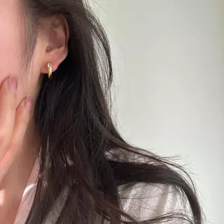 earika.earrings - basic gem huggie hoop ต่างหูห่วงจี้เพชรกลมก้านเงินแท้ชุบทองคำขาว (มีให้เลือก 2 สี) ผิวแพ้ง่ายใส่ได้
