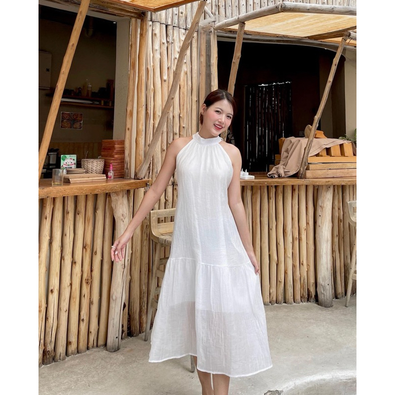 เดรสสีขาวผูกคอโบว์ จากร้าน me.instyle