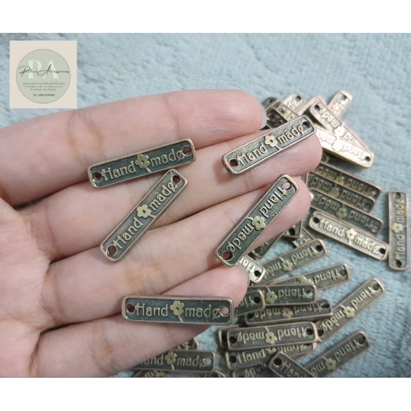 100 ชิ้น ราคา 180 บาท ป้าย​แฮนด์เมด​ ป้าย Handmade​ ป้ายโลหะ ป้ายเย็บกระเป๋า ป้าย diy ขนาด​ 6​*24​ mm สีเหลืองดำ