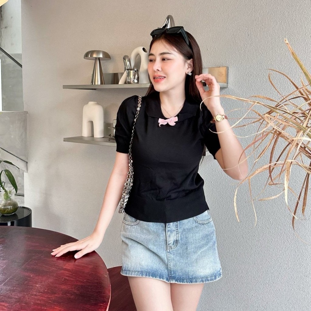 MesubShop เสื้อครอปคอปกโปโล ผ้าไหมพรมยืดเยอะ   แขนสั้นแต่งไหล่ยก ทรงตุ๊กตา แต่งโบว์ช่วงอก เนื้อผ้านุ่ม รุ่น ผู้นำ – โปรปัง