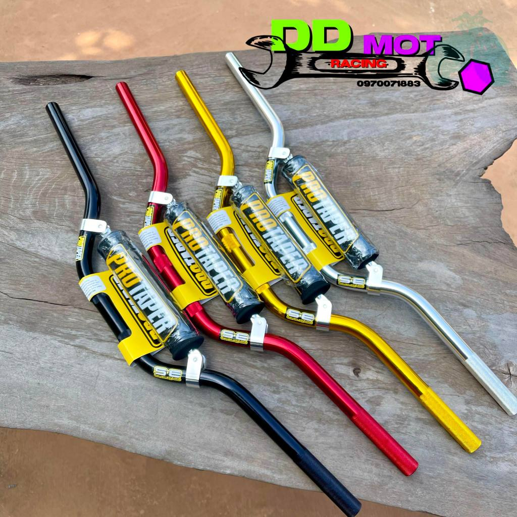 แฮนด์วิบาก ทรงต่ำ พร้อมนวม งานอลูมิเนียม ขนาด 22 มิล ยาว73cm (วัดจากปลายแฮนซ้ายถึงขวา)มีให้เลือก4 สี