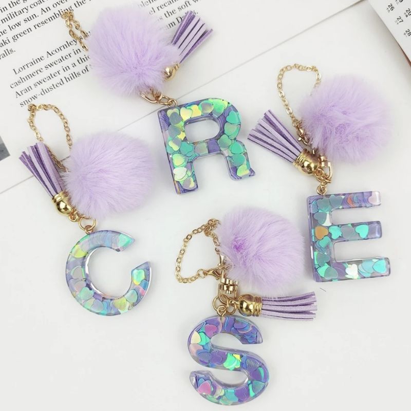 พวงกุญแจตัวอักษรภาษาอังกฤษ ประดับพู่ปอมปอม มีสินค้าพร้อมส่ง ห้อยกระเป๋า