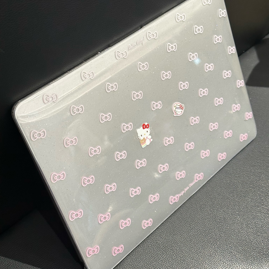 Shesell พร้อมส่ง✨เคส macbook(Glitter)hello kitty Ribbon Air13 Pro13 เคสสำหรับแมคบุ๊คใส A3241 A2681