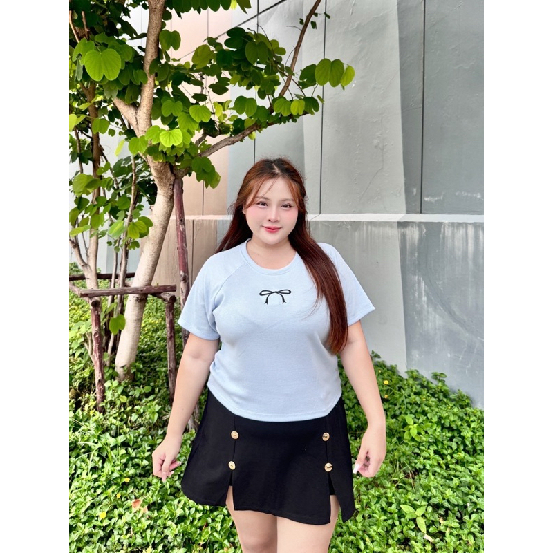 เสื้อครอปยืดแขนสโลปสาวอวบแบบไม่สั้นปักโบว์ ผ้าร่องยืดเนื้อดีใส่สบายหน้าผ้า42 อกยืด36-50 ยาว22 ผ้าร่องยืดใส่สบายพรางหุ่น
