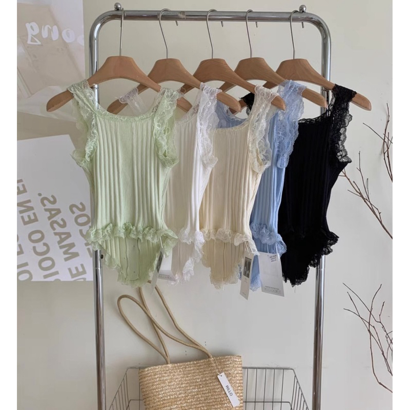 Jenny พร้อมส่ง เสื้อลูกไม้แฟชั่นผู้หญิง เสื้อครอปแขนกุด ผ้าไหมพรหมแต่งระบาย ทรงเข้ารูป เสื้อกั๊กสาวหวาน สาวแซ่บ