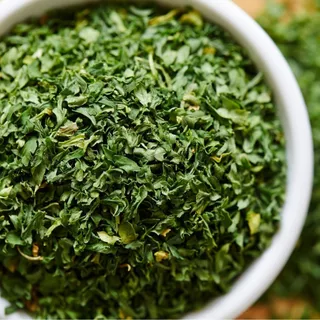 ใบพาร์สเล่ย์อบแห้ง Parsley 50 กรัม เครื่องเทศ ตรา ปราชญา
