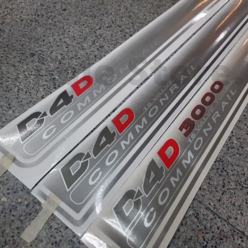 สติ๊กเกอร์งานสกรีนดั้งเดิมเส้นยาว คำว่า D4D COMMONRAIL ติดฝาท้ายกระบะ TOYOTA TIGER